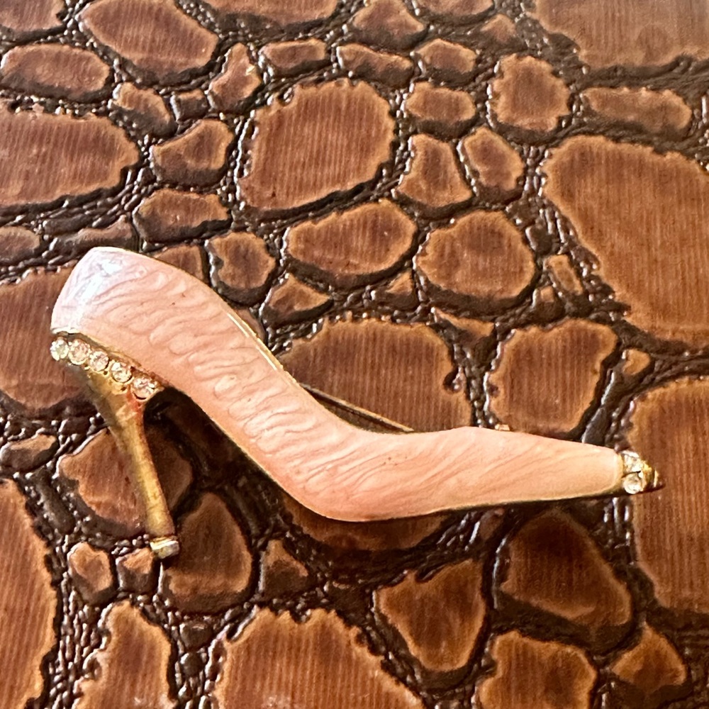 Vintage Gold Tone Pink Enamel High Heel Stiletto Shoe w/ Crystals Pin Brooch.